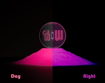 Könnte beinhalten: Schwarzer Hintergrund mit einem Haufen neonrosa und violettem Pulver. Ein kreisförmiges Etikett mit dem Wort "Glow" ist über dem Pulver zentriert. Die Texte "Day" und "Night" werden unten links und rechts angezeigt.