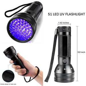 K&ouml;nnte beinhalten: Schwarze 51 LED UV-Taschenlampe, 14,7 cm lang und 3,6 cm breit. Mit Handschlaufe und rutschfestem Design. Die Taschenlampe strahlt helles violettes Licht aus. Text: 51 LED UV-TASCHENLAMPE.
