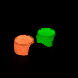 Glow In The Dark Acrylic Paint Kit - 2 Colours. UV Blacklight Reactive Green & Neon Pink Color Changing Glowing Effect. Birthday Arist Gift