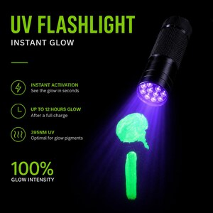 K&ouml;nnte beinhalten: Eine schwarze UV-Taschenlampe, die violettes Licht auf eine gr&uuml;n leuchtende Substanz wirft. Der Text "UV FLASHLIGHT" und "INSTANT GLOW" sind gr&uuml;n dargestellt. Zus&auml;tzlicher Text enth&auml;lt "INSTANT ACTIVATION", "UP TO 12 HOURS GLOW" und "100% GLOW INTENSITY".