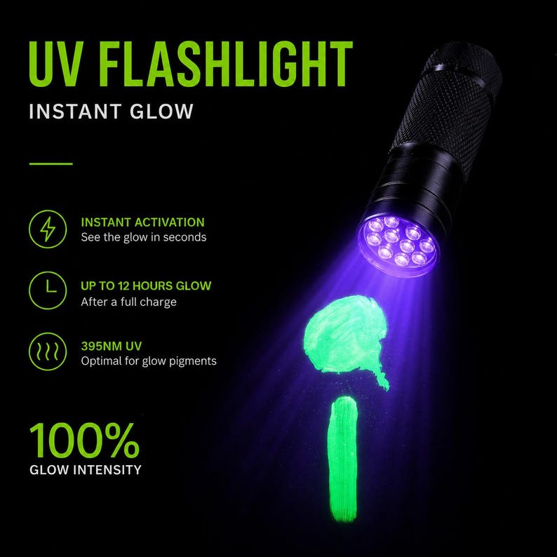 K&ouml;nnte beinhalten: Eine schwarze UV-Taschenlampe, die violettes Licht auf eine gr&uuml;n leuchtende Substanz wirft. Der Text "UV FLASHLIGHT" und "INSTANT GLOW" sind gr&uuml;n dargestellt. Zus&auml;tzlicher Text enth&auml;lt "INSTANT ACTIVATION", "UP TO 12 HOURS GLOW" und "100% GLOW INTENSITY".