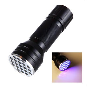 Peut inclure: Lampe de poche noire avec une poignée texturée et une lunette argentée. La lampe de poche comporte plusieurs petites lumières LED. Une petite image montre la lampe de poche émettant une lumière violette.
