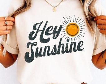 Hej solsken PNG, retro positivt citat skjortdesign, boho solsken grafisk t-shirt, groovy 70-tals motiverande PNG, glada vibbar skjorta