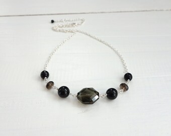 Collier chaîne délicat en onyx noir, pierres de quartz fumé, collier de perles de verre marron, élégant collier à chaîne courte pour femme