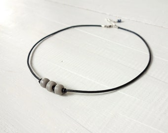 Collier en cuir unisexe cordon noir gris, perles de poney, collier ras de cou en perles de cuir noir pour homme et femme
