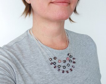 Ensemble de colliers superposés, pierres de rhodonite, perles d'eau douce paon, perles de verre violet scintillant, trois colliers à empiler pour femmes