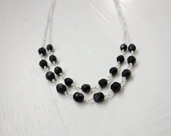 Collier de perles noires doubles chaînes, multibrins, perles de verre à facettes, collier de chaînes superposé minimaliste pour femme