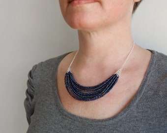 Petit collier plastron, tons de bleus variés, collier de perles de rocailles à plusieurs rangs pour femme