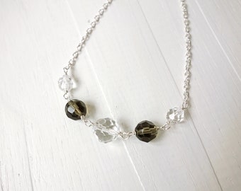 Collier chaîne délicat, perles de verre scintillantes, collier court minimaliste, perles à facettes, collier élégant pour femme