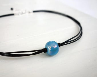 Collier ras de cou en perles bleues avec cordon en cuir noir, tour de cou minimaliste en perles de céramique pour femme