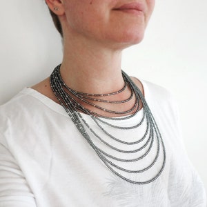 Collier tendance à plusieurs rangs, grand collier plastron en perles grises, collier superposé de perles de rocaille pour femme image 1