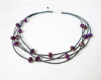 Collier ras de cou en cuir tendance Collier de perles de verre violet scintillant avec cordons de cuir noir superposé pour femme