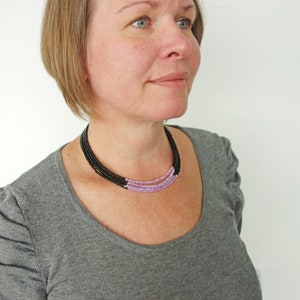 Collier ras de cou en perles multi-rangs Collier en couches superposées de perles de rocaille violettes noires pour femme image 2