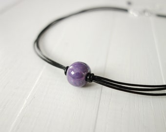 Collier ras de cou en cuir avec perles en céramique violettes Collier ras de cou en cordon noir avec une seule perle Collier en cuir minimaliste pour femme