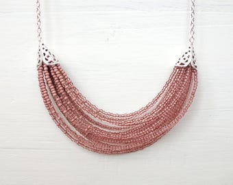 Altrosa Bib-Halskette, mehrreihig, aus Rocailles, romantischer Statement-Schmuck für Damen