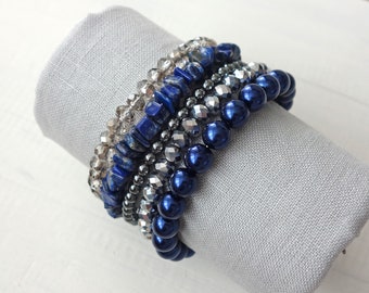 Bracelet manchette multibrins, lapis lazuli, perles de verre bleu gris hématite, bracelet superposé en perles de fil à mémoire de forme pour femme