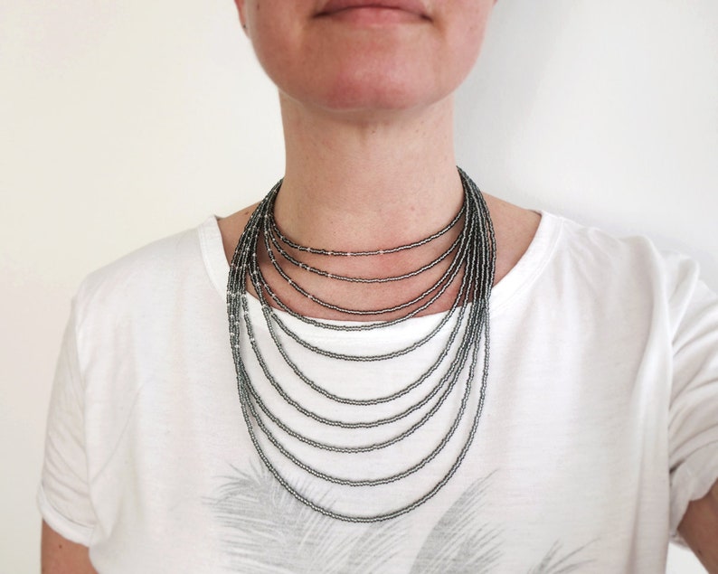 Collier tendance à plusieurs rangs, grand collier plastron en perles grises, collier superposé de perles de rocaille pour femme image 3