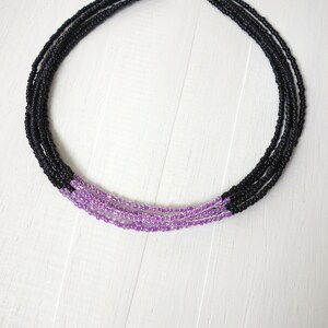 Collier ras de cou en perles multi-rangs Collier en couches superposées de perles de rocaille violettes noires pour femme image 3