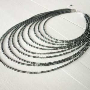 Collier tendance à plusieurs rangs, grand collier plastron en perles grises, collier superposé de perles de rocaille pour femme image 2