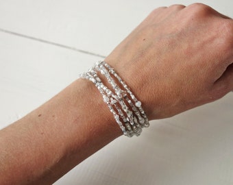 Bracelet en couches superposées, perles de rocaille argentées blanches, grises, bracelet minimaliste à plusieurs brins pour femme