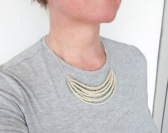 Collier plastron en perles argentées, perles de rocaille superposées, petit collier tendance minimaliste pour femme