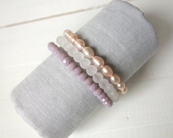 Bracelet manchette à mémoire de forme, perles roses pêche, perles de verre violet blanc, bracelet superposé pour femme