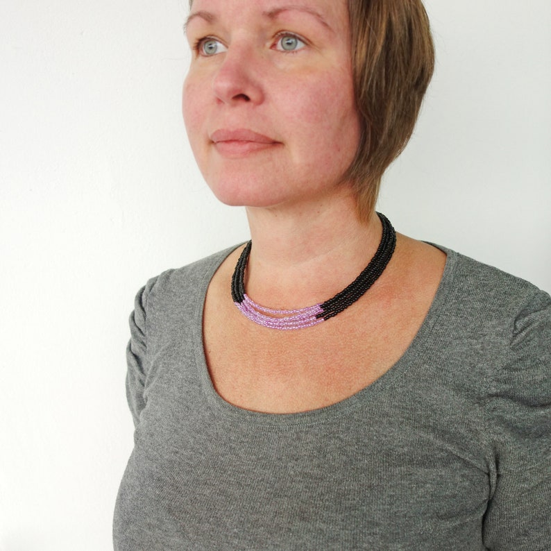 Collier ras de cou en perles multi-rangs Collier en couches superposées de perles de rocaille violettes noires pour femme image 9
