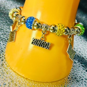 Pulsera con dije de bingo multicolor