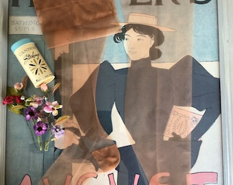 Puede incluir: Un anuncio vintage para una marca de medias que presenta a una mujer con un sombrero y un vestido. El anuncio está enmarcado e incluye el texto "Hopper's August".