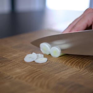 Eichen Stirnholz mit Messer und Zwiebeln