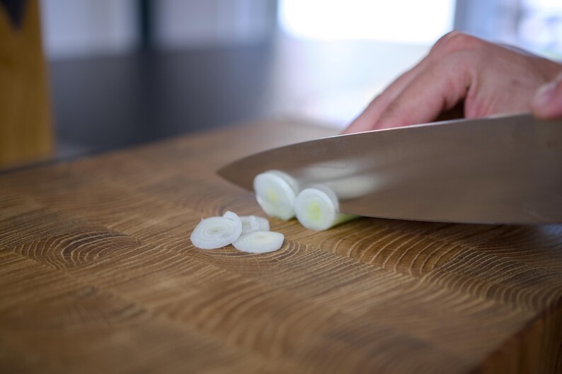 Eichen Stirnholz mit Messer und Zwiebeln