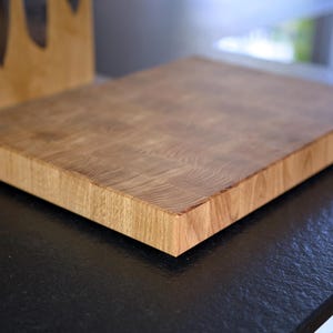 Eichen-Stirnholz mit markanter Maserung – robustes Holzschneidebrett aus Manufakturarbeit