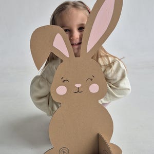 Conejito de Pascua. Juguetes de cartón. Manualidades de cartón. Decoración de mesa. Regalo para niña. Decoración de utilería fotográfica. Decoración de fiesta para reuniones y celebraciones.