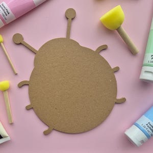 Frühlings-Kunst-Aktion. DIY Marienkäfer Bastelset für Kinder. Eco Karton Käfer Malset. Kreatives Geschenk. Naturaktivität. Insekt Bastelpackung.
