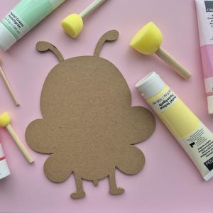 Kit de manualidades de abejas para niños. Set de pintura de insectos con cartón ecológico. Divertida actividad artística. Regalo creativo. Manualidades para fiestas con temática natural. 7 figuras de abejas. Set de manualidades.