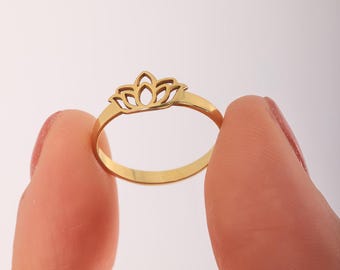 Anillo de flor de loto delicado: anillo apilable relleno de oro de 14 quilates