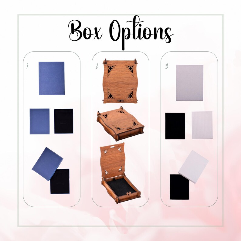 Puede incluir: Tres opciones de caja diferentes para joyas u otros art&iacute;culos peque&ntilde;os. La opci&oacute;n 1 tiene un interior de terciopelo azul. La opci&oacute;n 2 tiene una caja de madera con un dise&ntilde;o tallado y un interior de terciopelo negro. La opci&oacute;n 3 tiene un interior de terciopelo blanco.