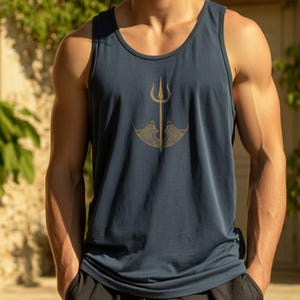 Puede incluir: Camiseta sin mangas azul marino con un diseño de tridente dorado en la parte delantera. La camiseta sin mangas está hecha de un material suave y es adecuada para entrenamientos o uso casual. La camiseta sin mangas tiene un cuello redondo clásico.