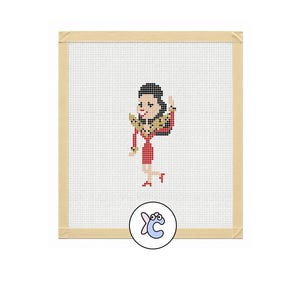 Könnte beinhalten: Kreuzstich-Kunst einer Frau in einem roten Kleid mit goldener Halskette und Ohrringen. Das Kunstwerk befindet sich auf einer weißen Leinwand mit einem beigefarbenen Holzrahmen. Ein kleines, rundes Logo mit einer Cartoonfigur befindet sich unten rechts.