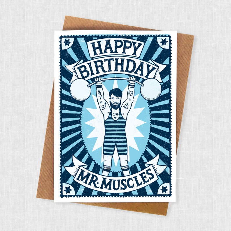 Pu&ograve; includere: Un biglietto d'auguri illustrato blu e bianco con un design vintage. Il biglietto presenta un uomo forte che solleva pesi con il testo "Buon compleanno Mr. Muscles".