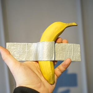 Escultura de pared 3D de plátano con cinta adhesiva: realista, pintada a mano, arte de pared único, arte divertido, arte divertido de escultura de plátano