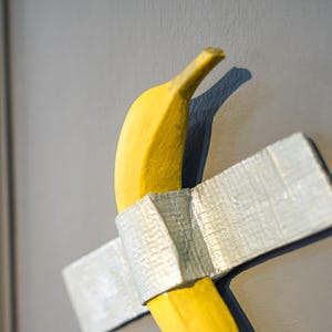 Escultura de pared de plátano con cinta adhesiva: decoración estilo pop art. Un divertido regalo de arte moderno para el hogar.