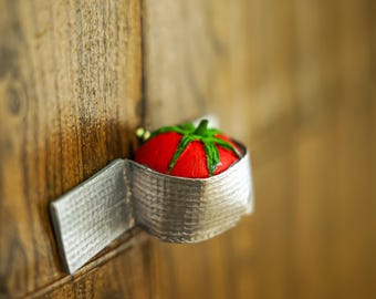 Estatua de tomate con cinta adhesiva, tomate con cinta adhesiva, pintado a mano, escultura de bellas artes, decoración de pared con figura de tomate, arte escultural divertido de tomate