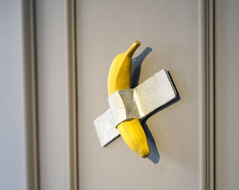 Berühmte Bananenfigur, lustige gebänderte Bananenwandkunst, Bananenskulptur, gebändertes Bananendekor, Bananenskulptur, Bananenhausgeschenk