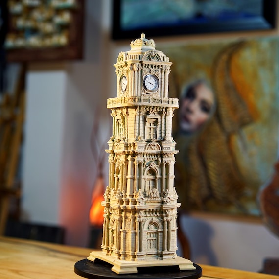 時計塔の置物、イスタンブール ドルマバフチェ宮殿の時計塔の彫刻