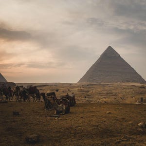 Stampa artistica – Guardiani del tempo – Stampa fotografica delle piramidi di Giza / Arte murale egiziana / Foto di paesaggi desertici / Opzioni con e senza cornice