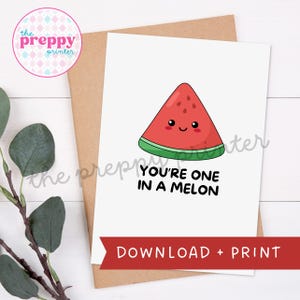 Puede incluir: Una tarjeta imprimible con una ilustración de sandía de dibujos animados y el texto "You're one in a melon". La tarjeta tiene un botón rojo de descarga e impresión en la parte inferior.