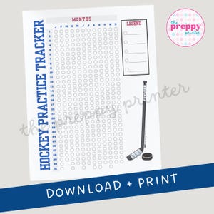 Pode incluir: Um rastreador de prática de hóquei imprimível com uma grade de calendário para cada mês do ano. O rastreador tem uma seção de legenda e um gráfico de taco de hóquei. O texto "HOCKEY PRACTICE TRACKER" está em texto azul no lado esquerdo da página. O texto "DOWNLOAD + PRINT" está em texto azul na parte inferior da página.