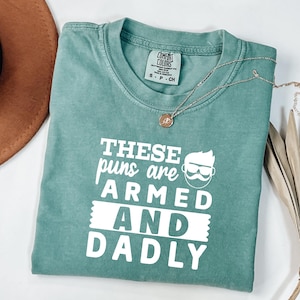 「These Duns Are Armed and Dadly」Tシャツ、面白いお父さんTシャツ、Comfort Colors®の父の日ギフト、お父さんジョークTシャツ、ダジャレ好きTシャツ、ユーモアのある男性用Tシャツ