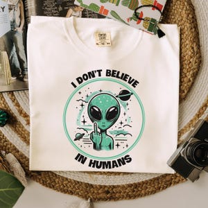 I Don't Believe in Humans grappig buitenaards shirt, Comfort Colors® Space Lover Gift, ExtraTerrestrial shirt, middelvinger alien shirt, uniseks T-shirt